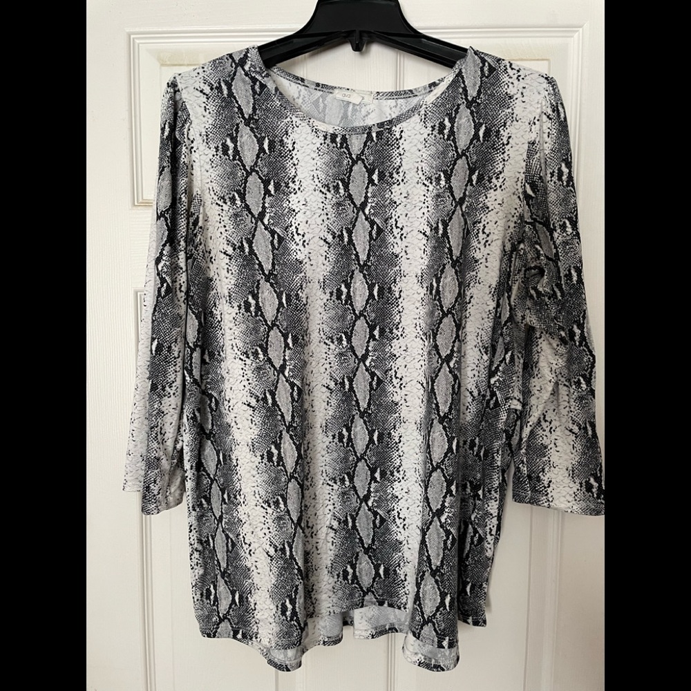 Dress Barn brand 3/4 sleeve top in dark blue/white